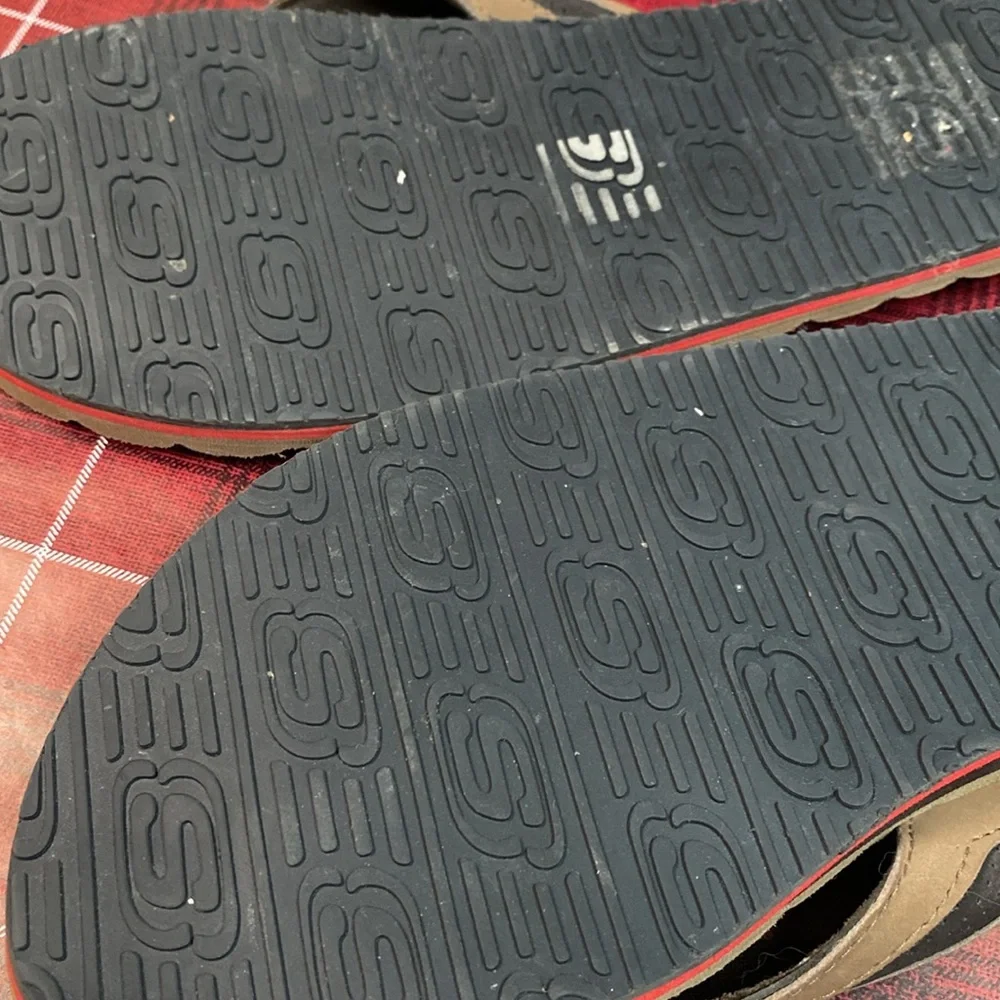 Sketchers tan flip flops
